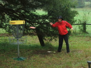 Disc golf player putting at the Flying Eye tournament